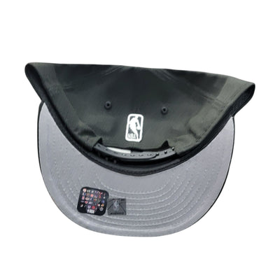 NY KNICKS SNAPBACK HAT BLACK FLAT BRIM