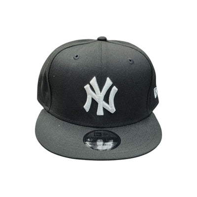 NY SNAPBACK HAT BLACK & WHITE FLAT BRIM